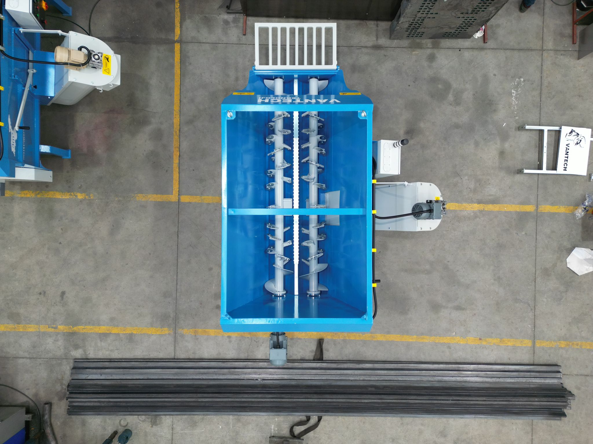 Vantech Teknoloji Makina,Yem karma makinası,Yem karma makineleri üreticisi,Tarım makineleri,Hayvancılık makineleri,Yerli yem karma makinası,Yem hazırlama ekipmanları,Otomatik yem karma makinesi,Dikey yem karma makinesi,Helezonlu yem karma,Çiftlik ekipmanları,Modern hayvancılık çözümleri,Hayvan yemi karıştırıcı,Tarım teknolojileri,Yemleme sistemleri